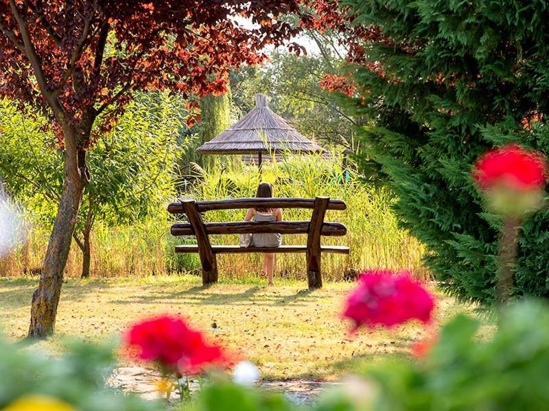 Orchidea Hotel Lipót Zewnętrze zdjęcie
